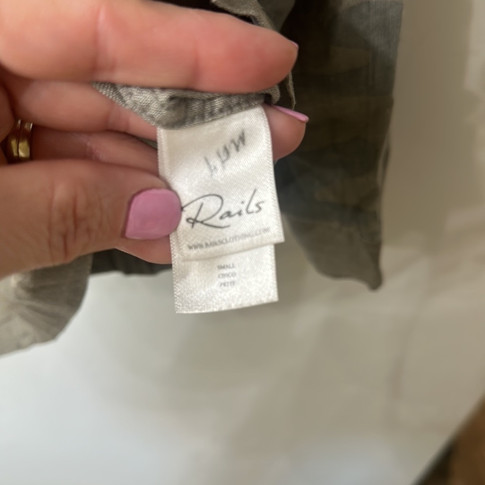 Rails Everett Camo Button Down Top Size Small. - image 8